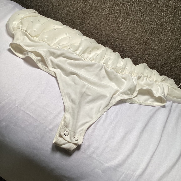 1568. Express Cream Colored Body Suit NWT Size L - Picture 4 of 5